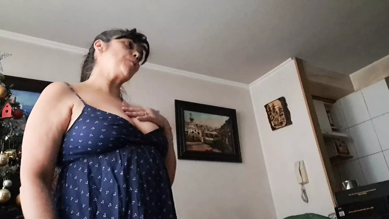 继子让继母看她的阴户和奶子，给自己打手枪
