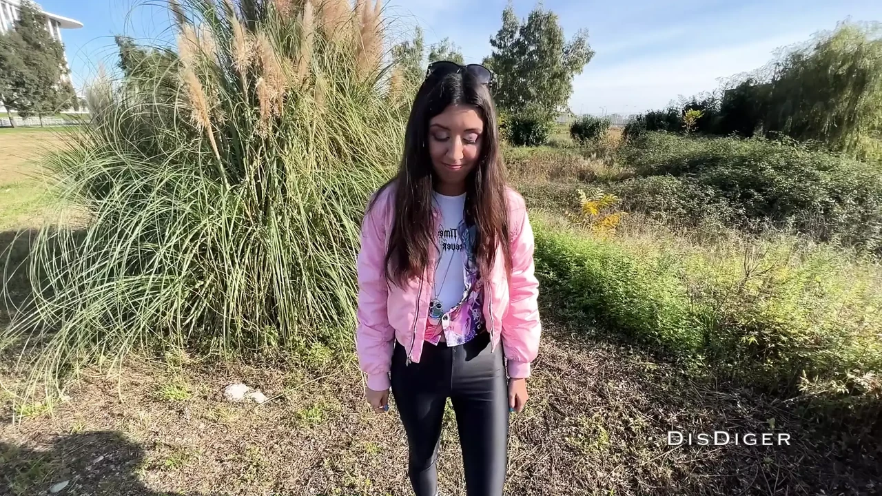 抓到一个撒尿的女孩并把她带到山上做爱