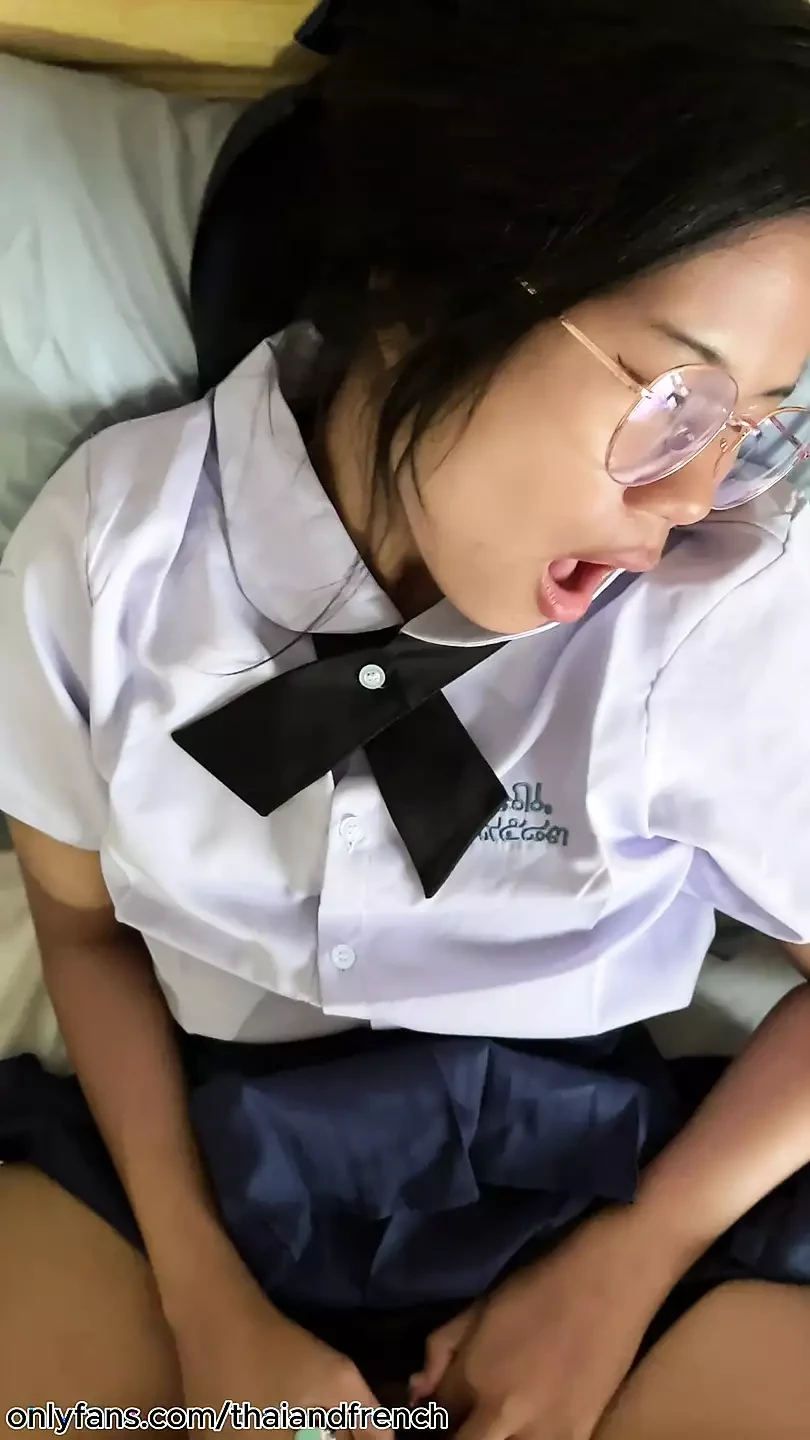 法国游客乱搞一个穿着制服的18岁泰国女学生