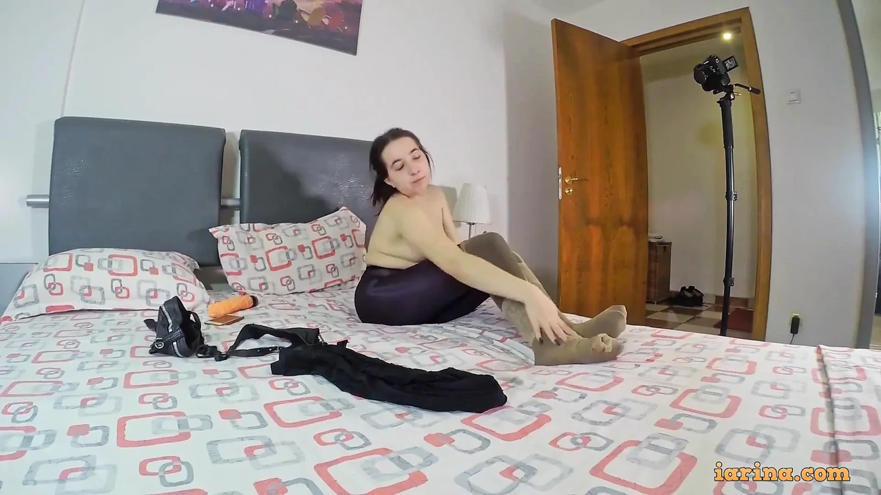 穿着穿连裤袜的性感侏儒抚摸自己
